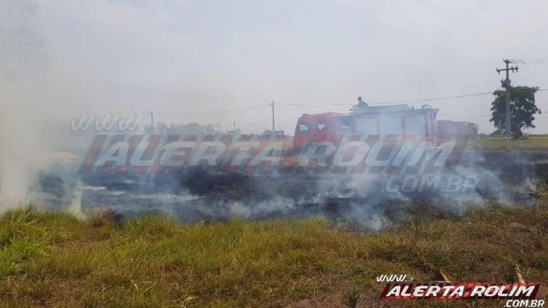 Homem é autuado pela PM após atear fogo em terreno e incêndio se propagar no loteamento Buritis, em Rolim de Moura Homem é autuado pela PM após atear fogo em terreno e incêndio se propagar no loteamento Buritis, em Rolim de Moura