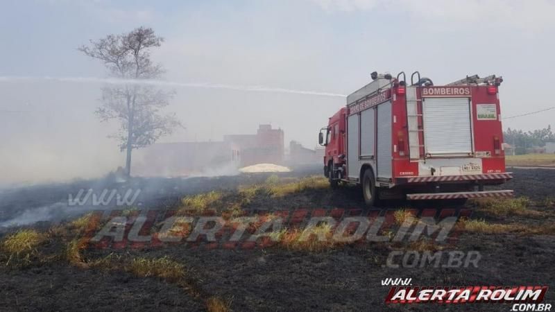 Homem é autuado pela PM após atear fogo em terreno e incêndio se propagar no loteamento Buritis, em Rolim de Moura Homem é autuado pela PM após atear fogo em terreno e incêndio se propagar no loteamento Buritis, em Rolim de Moura