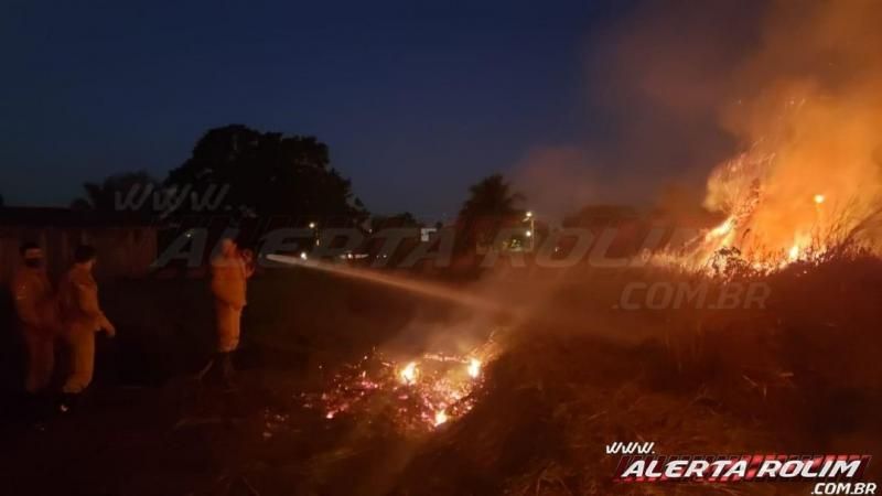Homem é conduzido à UNISP após atear fogo em terreno no Bairro Olímpico, em Rolim de Moura Homem é conduzido à UNISP após atear fogo em terreno no Bairro Olímpico, em Rolim de Moura