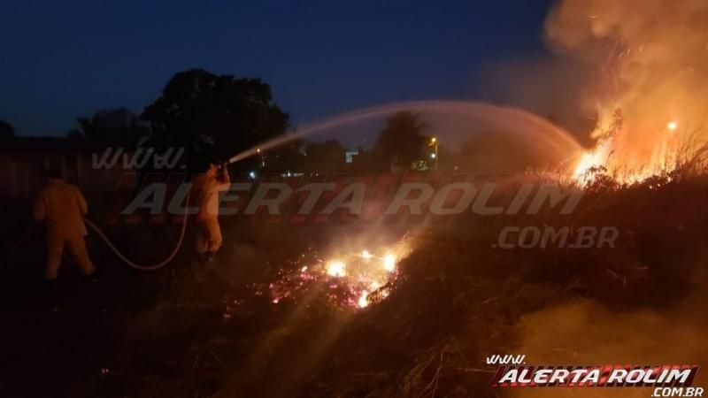 Homem é conduzido à UNISP após atear fogo em terreno no Bairro Olímpico, em Rolim de Moura Homem é conduzido à UNISP após atear fogo em terreno no Bairro Olímpico, em Rolim de Moura