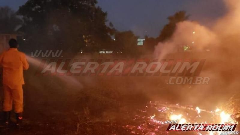 Homem é conduzido à UNISP após atear fogo em terreno no Bairro Olímpico, em Rolim de Moura Homem é conduzido à UNISP após atear fogo em terreno no Bairro Olímpico, em Rolim de Moura