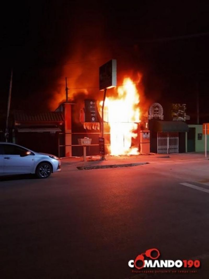 Incêndio criminoso destrói loja de celulares, em Ji-Paraná - Vídeo Incêndio criminoso destrói loja de celulares, em Ji-Paraná - Vídeo