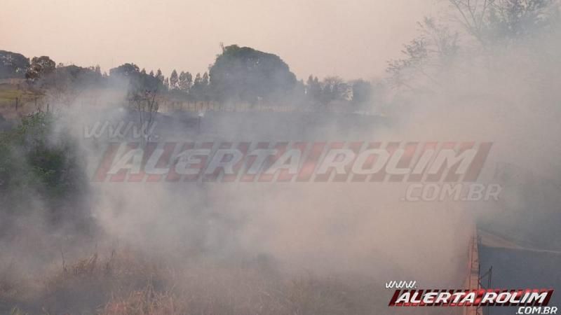Incêndio em vegetação leva mais de uma hora para ser contido pelos Bombeiros Militares em Rolim de Moura Incêndio em vegetação leva mais de uma hora para ser contido pelos Bombeiros Militares em Rolim de Moura