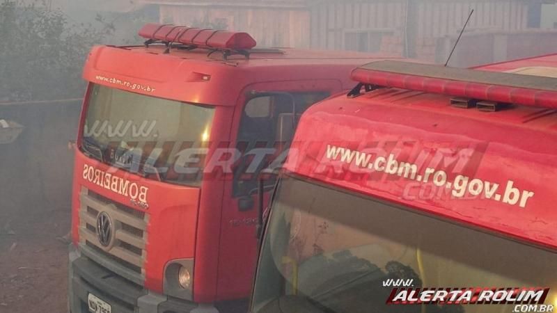 Incêndio em vegetação leva mais de uma hora para ser contido pelos Bombeiros Militares em Rolim de Moura Incêndio em vegetação leva mais de uma hora para ser contido pelos Bombeiros Militares em Rolim de Moura