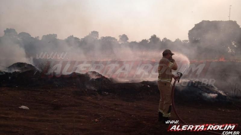 Incêndio em vegetação leva mais de uma hora para ser contido pelos Bombeiros Militares em Rolim de Moura Incêndio em vegetação leva mais de uma hora para ser contido pelos Bombeiros Militares em Rolim de Moura