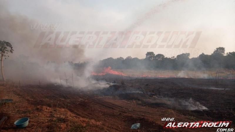 Incêndio em vegetação leva mais de uma hora para ser contido pelos Bombeiros Militares em Rolim de Moura Incêndio em vegetação leva mais de uma hora para ser contido pelos Bombeiros Militares em Rolim de Moura