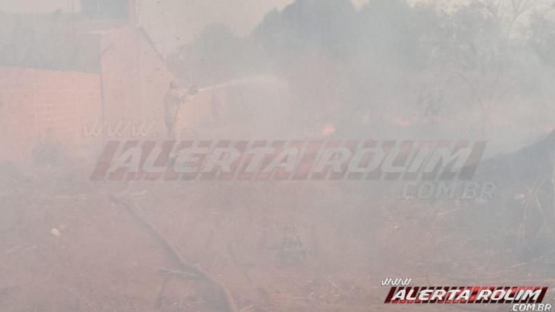 Incêndio em vegetação leva mais de uma hora para ser contido pelos Bombeiros Militares em Rolim de Moura Incêndio em vegetação leva mais de uma hora para ser contido pelos Bombeiros Militares em Rolim de Moura