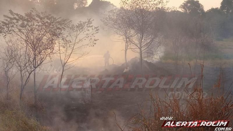 Incêndio em vegetação leva mais de uma hora para ser contido pelos Bombeiros Militares em Rolim de Moura Incêndio em vegetação leva mais de uma hora para ser contido pelos Bombeiros Militares em Rolim de Moura