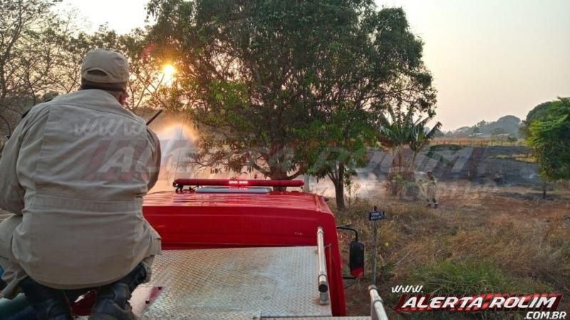 Incêndio em vegetação leva mais de uma hora para ser contido pelos Bombeiros Militares em Rolim de Moura Incêndio em vegetação leva mais de uma hora para ser contido pelos Bombeiros Militares em Rolim de Moura