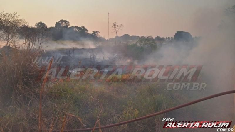 Incêndio em vegetação leva mais de uma hora para ser contido pelos Bombeiros Militares em Rolim de Moura Incêndio em vegetação leva mais de uma hora para ser contido pelos Bombeiros Militares em Rolim de Moura