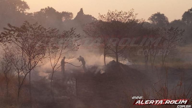 Incêndio em vegetação leva mais de uma hora para ser contido pelos Bombeiros Militares em Rolim de Moura Incêndio em vegetação leva mais de uma hora para ser contido pelos Bombeiros Militares em Rolim de Moura