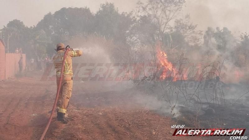 Incêndio em vegetação leva mais de uma hora para ser contido pelos Bombeiros Militares em Rolim de Moura Incêndio em vegetação leva mais de uma hora para ser contido pelos Bombeiros Militares em Rolim de Moura