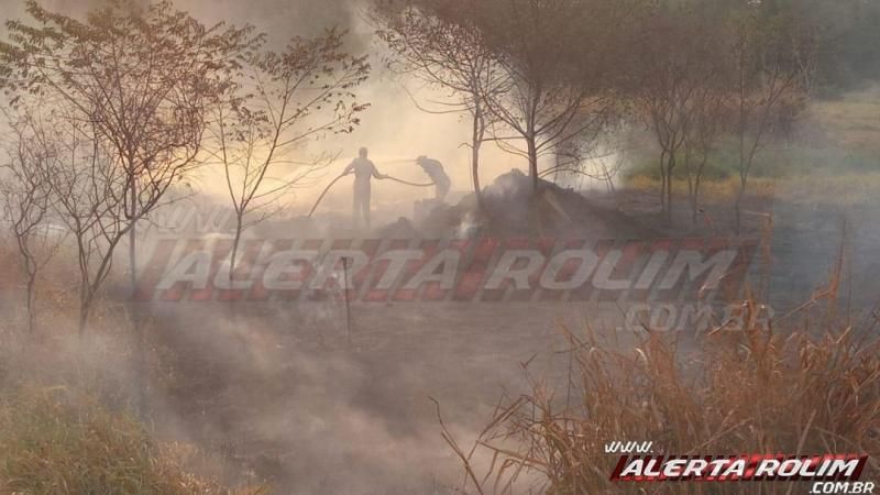 Incêndio em vegetação leva mais de uma hora para ser contido pelos Bombeiros Militares em Rolim de Moura Incêndio em vegetação leva mais de uma hora para ser contido pelos Bombeiros Militares em Rolim de Moura
