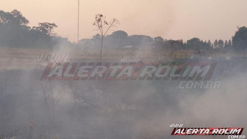 Incêndio em vegetação leva mais de uma hora para ser contido pelos Bombeiros Militares em Rolim de Moura Incêndio em vegetação leva mais de uma hora para ser contido pelos Bombeiros Militares em Rolim de Moura