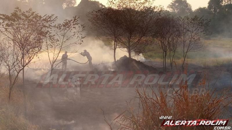 Incêndio em vegetação leva mais de uma hora para ser contido pelos Bombeiros Militares em Rolim de Moura Incêndio em vegetação leva mais de uma hora para ser contido pelos Bombeiros Militares em Rolim de Moura