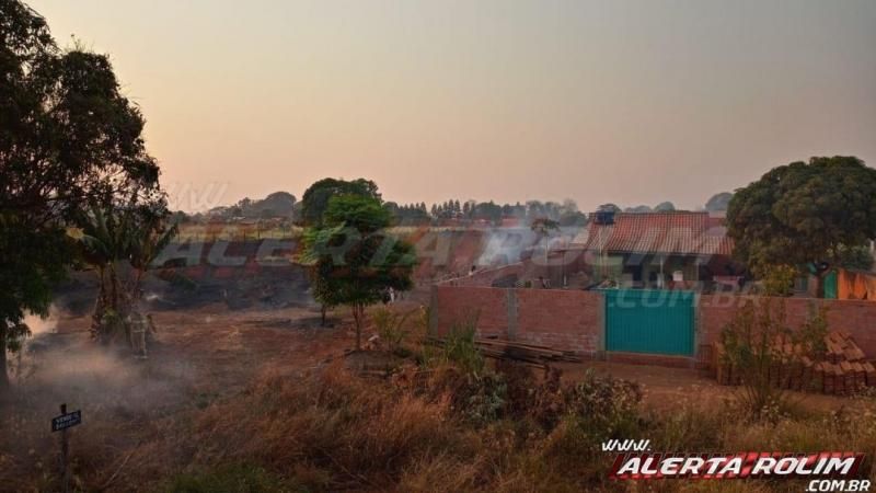 Incêndio em vegetação leva mais de uma hora para ser contido pelos Bombeiros Militares em Rolim de Moura Incêndio em vegetação leva mais de uma hora para ser contido pelos Bombeiros Militares em Rolim de Moura