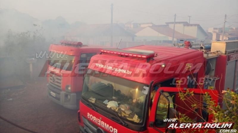 Incêndio em vegetação leva mais de uma hora para ser contido pelos Bombeiros Militares em Rolim de Moura Incêndio em vegetação leva mais de uma hora para ser contido pelos Bombeiros Militares em Rolim de Moura