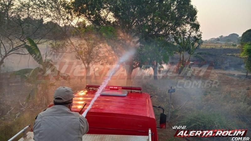 Incêndio em vegetação leva mais de uma hora para ser contido pelos Bombeiros Militares em Rolim de Moura Incêndio em vegetação leva mais de uma hora para ser contido pelos Bombeiros Militares em Rolim de Moura
