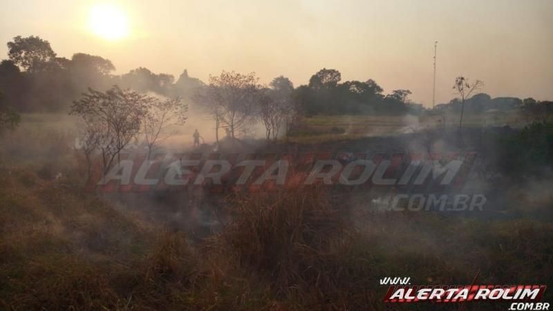 Incêndio em vegetação leva mais de uma hora para ser contido pelos Bombeiros Militares em Rolim de Moura Incêndio em vegetação leva mais de uma hora para ser contido pelos Bombeiros Militares em Rolim de Moura