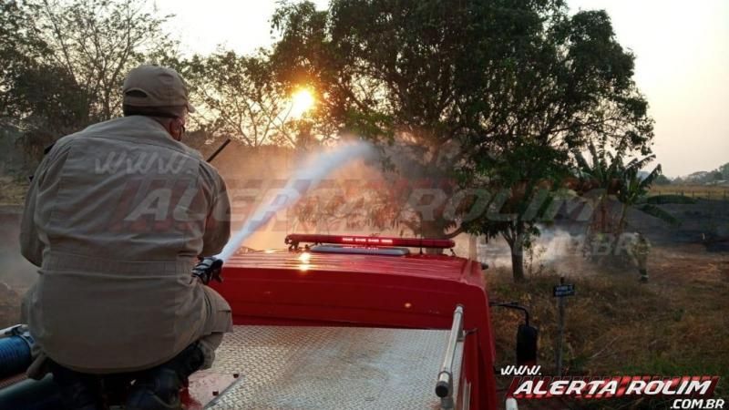 Incêndio em vegetação leva mais de uma hora para ser contido pelos Bombeiros Militares em Rolim de Moura Incêndio em vegetação leva mais de uma hora para ser contido pelos Bombeiros Militares em Rolim de Moura