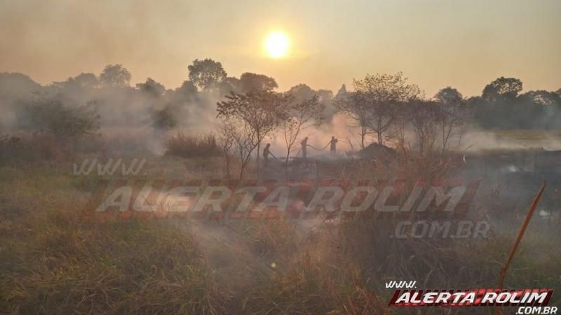 Incêndio em vegetação leva mais de uma hora para ser contido pelos Bombeiros Militares em Rolim de Moura Incêndio em vegetação leva mais de uma hora para ser contido pelos Bombeiros Militares em Rolim de Moura
