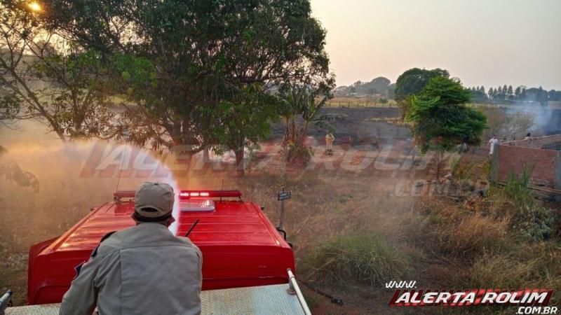 Incêndio em vegetação leva mais de uma hora para ser contido pelos Bombeiros Militares em Rolim de Moura Incêndio em vegetação leva mais de uma hora para ser contido pelos Bombeiros Militares em Rolim de Moura