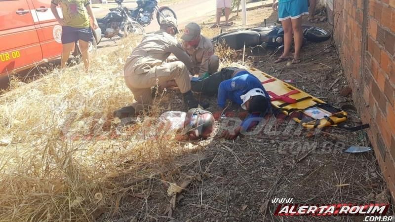 Motociclista sofre fratura exposta em uma das pernas após passar por quebra-molas e sofrer queda, em Rolim de Moura - Vídeo Motociclista sofre fratura exposta em uma das pernas após passar por quebra-molas e sofrer queda, em Rolim de Moura - Vídeo