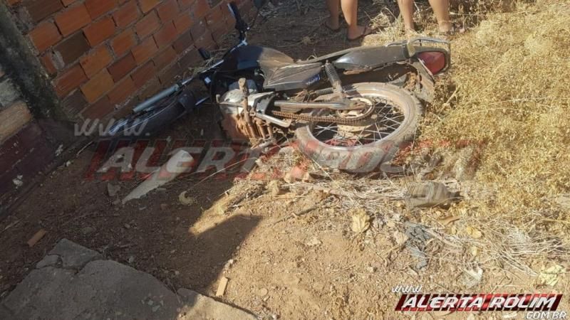 Motociclista sofre fratura exposta em uma das pernas após passar por quebra-molas e sofrer queda, em Rolim de Moura - Vídeo Motociclista sofre fratura exposta em uma das pernas após passar por quebra-molas e sofrer queda, em Rolim de Moura - Vídeo
