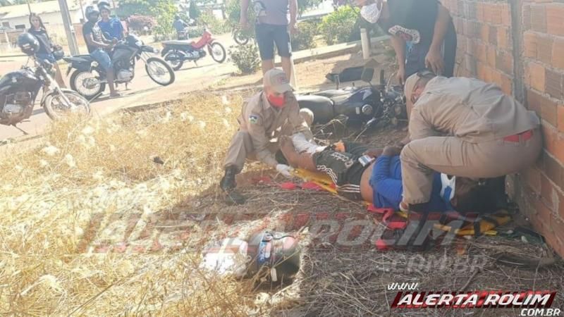 Motociclista sofre fratura exposta em uma das pernas após passar por quebra-molas e sofrer queda, em Rolim de Moura - Vídeo Motociclista sofre fratura exposta em uma das pernas após passar por quebra-molas e sofrer queda, em Rolim de Moura - Vídeo