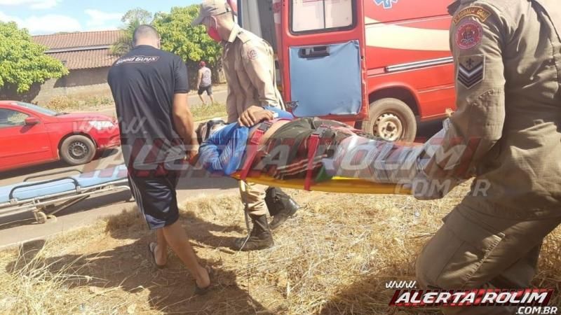 Motociclista sofre fratura exposta em uma das pernas após passar por quebra-molas e sofrer queda, em Rolim de Moura - Vídeo Motociclista sofre fratura exposta em uma das pernas após passar por quebra-molas e sofrer queda, em Rolim de Moura - Vídeo