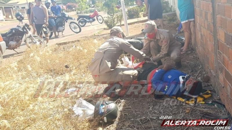 Motociclista sofre fratura exposta em uma das pernas após passar por quebra-molas e sofrer queda, em Rolim de Moura - Vídeo Motociclista sofre fratura exposta em uma das pernas após passar por quebra-molas e sofrer queda, em Rolim de Moura - Vídeo
