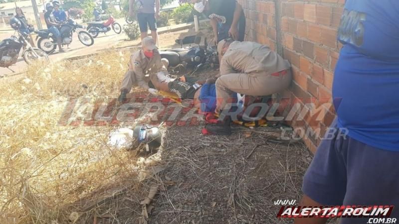 Motociclista sofre fratura exposta em uma das pernas após passar por quebra-molas e sofrer queda, em Rolim de Moura - Vídeo Motociclista sofre fratura exposta em uma das pernas após passar por quebra-molas e sofrer queda, em Rolim de Moura - Vídeo
