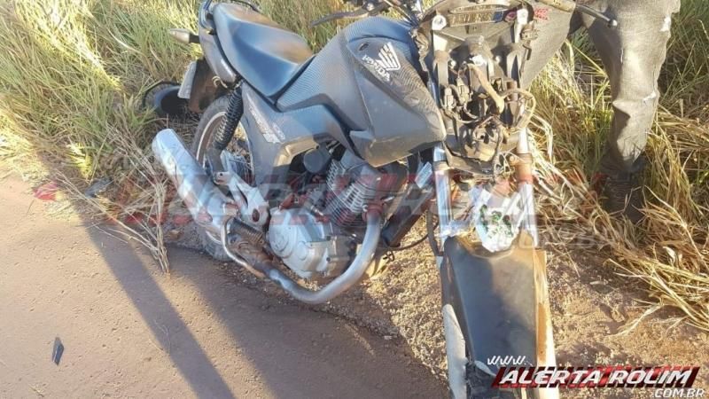 Motociclista colide em traseira de veículo na RO - 010, zona rural de Rolim de Moura Motociclista colide em traseira de veículo na RO - 010, zona rural de Rolim de Moura