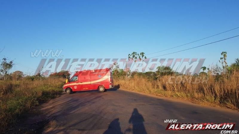 Motociclista colide em traseira de veículo na RO - 010, zona rural de Rolim de Moura Motociclista colide em traseira de veículo na RO - 010, zona rural de Rolim de Moura