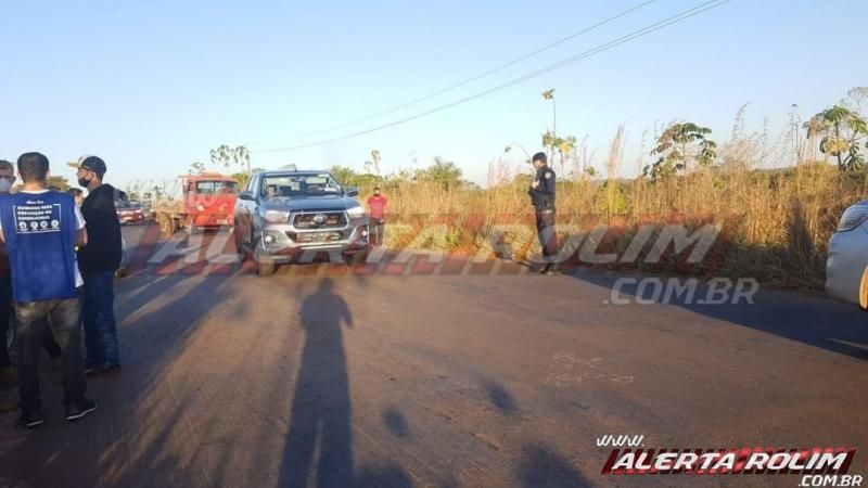 Motociclista colide em traseira de veículo na RO - 010, zona rural de Rolim de Moura Motociclista colide em traseira de veículo na RO - 010, zona rural de Rolim de Moura