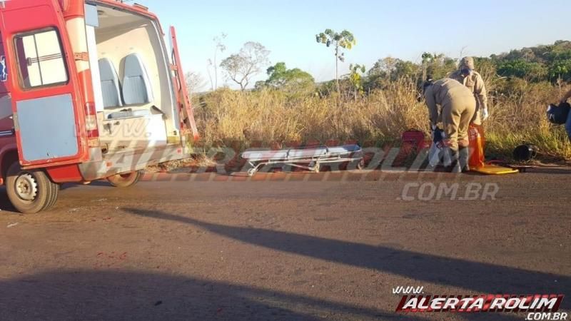 Motociclista colide em traseira de veículo na RO - 010, zona rural de Rolim de Moura Motociclista colide em traseira de veículo na RO - 010, zona rural de Rolim de Moura