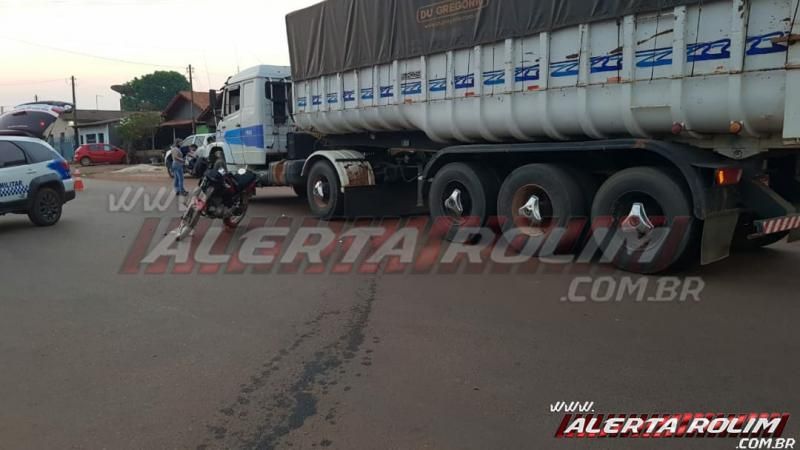 Motociclista é encaminhado para Cacoal após colidir em caminhão caçamba no Bairro Beira Rio, em Rolim de Moura Motociclista é encaminhado para Cacoal após colidir em caminhão caçamba no Bairro Beira Rio, em Rolim de Moura