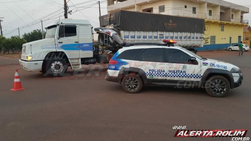 Motociclista é encaminhado para Cacoal após colidir em caminhão caçamba no Bairro Beira Rio, em Rolim de Moura Motociclista é encaminhado para Cacoal após colidir em caminhão caçamba no Bairro Beira Rio, em Rolim de Moura