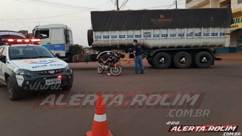 Motociclista é encaminhado para Cacoal após colidir em caminhão caçamba no Bairro Beira Rio, em Rolim de Moura