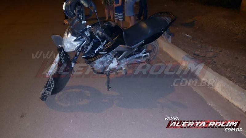 Motociclista fratura o pé ao ser atingido por outra moto no Bairro Boa Esperança, em Rolim de Moura Motociclista fratura o pé ao ser atingido por outra moto no Bairro Boa Esperança, em Rolim de Moura