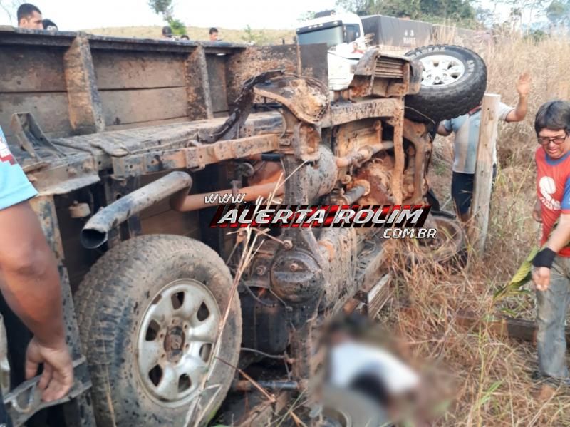 Motorista foi a óbito, após caminhonete capotar na RO-481, em Nova Brasilândia; outra vítima foi socorrida com vida ao Hospital Motorista foi a óbito, após caminhonete capotar na RO-481, em Nova Brasilândia; outra vítima foi socorrida com vida ao Hospital
