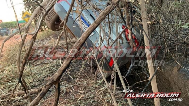 Motorista inabilitado e com sinais de embriaguez tomba veículo no Bairro Olímpico, em Rolim de Moura - Vídeo Motorista inabilitado e com sinais de embriaguez tomba veículo no Bairro Olímpico, em Rolim de Moura - Vídeo