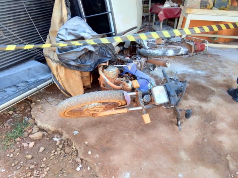 Motorista perde controle de veículo, atinge motos estacionadas e invade comércio, em Guajará-Mirim - Vídeo Motorista perde controle de veículo, atinge motos estacionadas e invade comércio, em Guajará-Mirim - Vídeo