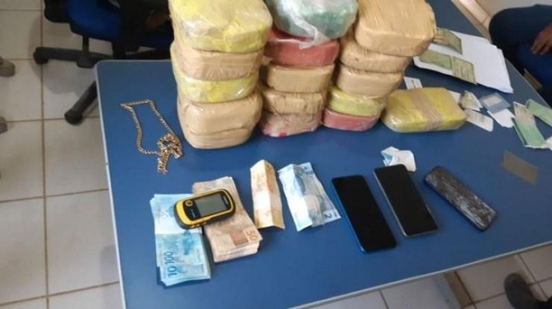 PRF, PMRO e GEFRON/MT apreendem carregamento de cocaína avaliado em quase R$ 1 milhão em Machadinho do Oeste/RO PRF, PMRO e GEFRON/MT apreendem carregamento de cocaína avaliado em quase R$ 1 milhão em Machadinho do Oeste/RO