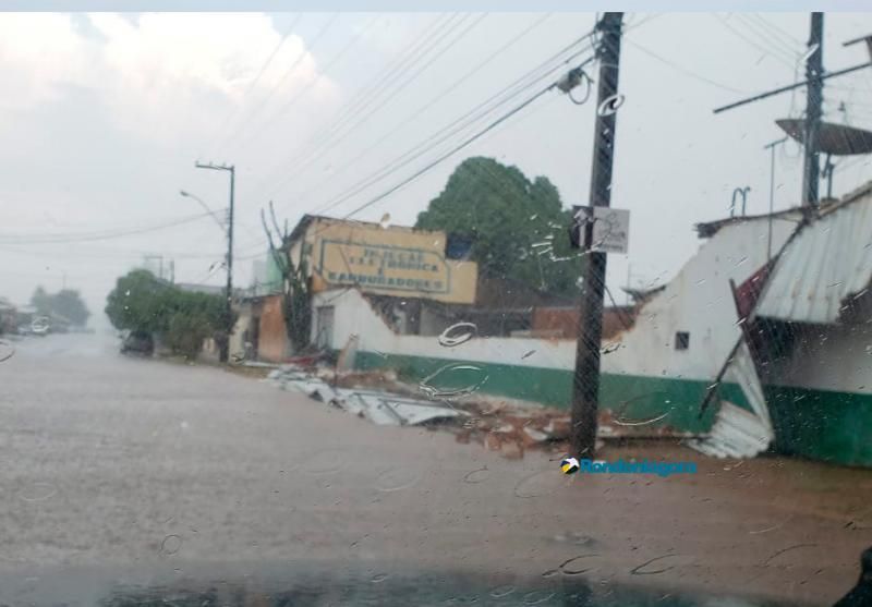 Frente fria provoca temporal e deixa rastro de destruição em Porto Velho Frente fria provoca temporal e deixa rastro de destruição em Porto Velho