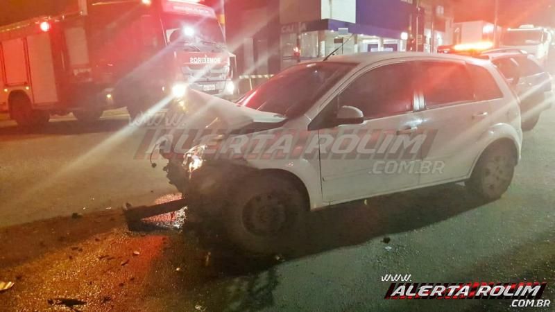 ATUALIZADA - Caminhonete, que tinha condutor inabilitado, tomba na via após colisão com outro carro no semáforo do cruzamento da Avenida 25 de Agosto com Rua Rio Madeira, em Rolim de Moura - Vídeo ATUALIZADA - Caminhonete, que tinha condutor inabilitado, tomba na via após colisão com outro carro no semáforo do cruzamento da Avenida 25 de Agosto com Rua Rio Madeira, em Rolim de Moura - Vídeo