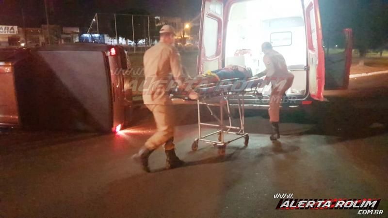 ATUALIZADA - Caminhonete, que tinha condutor inabilitado, tomba na via após colisão com outro carro no semáforo do cruzamento da Avenida 25 de Agosto com Rua Rio Madeira, em Rolim de Moura - Vídeo ATUALIZADA - Caminhonete, que tinha condutor inabilitado, tomba na via após colisão com outro carro no semáforo do cruzamento da Avenida 25 de Agosto com Rua Rio Madeira, em Rolim de Moura - Vídeo