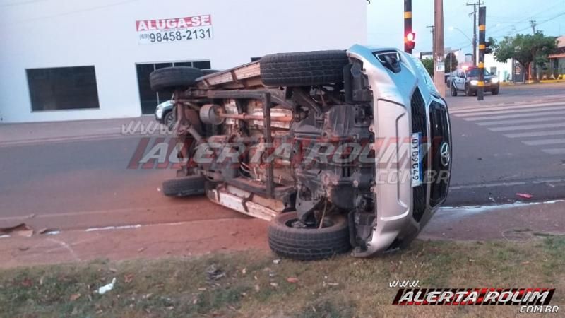 ATUALIZADA - Caminhonete, que tinha condutor inabilitado, tomba na via após colisão com outro carro no semáforo do cruzamento da Avenida 25 de Agosto com Rua Rio Madeira, em Rolim de Moura - Vídeo ATUALIZADA - Caminhonete, que tinha condutor inabilitado, tomba na via após colisão com outro carro no semáforo do cruzamento da Avenida 25 de Agosto com Rua Rio Madeira, em Rolim de Moura - Vídeo