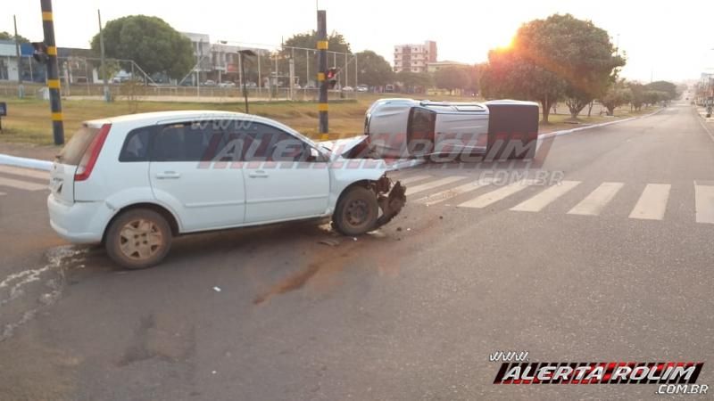 ATUALIZADA - Caminhonete, que tinha condutor inabilitado, tomba na via após colisão com outro carro no semáforo do cruzamento da Avenida 25 de Agosto com Rua Rio Madeira, em Rolim de Moura - Vídeo ATUALIZADA - Caminhonete, que tinha condutor inabilitado, tomba na via após colisão com outro carro no semáforo do cruzamento da Avenida 25 de Agosto com Rua Rio Madeira, em Rolim de Moura - Vídeo