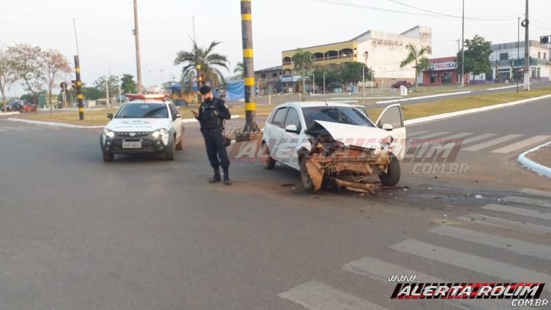 ATUALIZADA - Caminhonete, que tinha condutor inabilitado, tomba na via após colisão com outro carro no semáforo do cruzamento da Avenida 25 de Agosto com Rua Rio Madeira, em Rolim de Moura - Vídeo ATUALIZADA - Caminhonete, que tinha condutor inabilitado, tomba na via após colisão com outro carro no semáforo do cruzamento da Avenida 25 de Agosto com Rua Rio Madeira, em Rolim de Moura - Vídeo